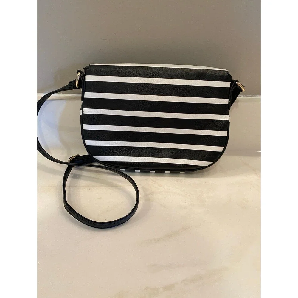 Apt 9 NWOT Crossbody Black & White‎ Striped Purse w/many compartments Travel Bag